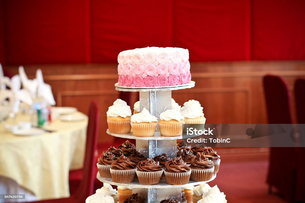 Ombre Kuchenstand mit gestuften Cupcakes - Lizenzfrei Cupcake Stock-Foto