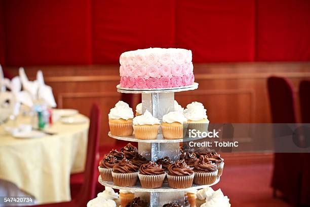 Ombre Kuchenstand Mit Gestuften Cupcakes Stockfoto und mehr Bilder von Cupcake - Cupcake, Turm - Bauwerk, Büfett