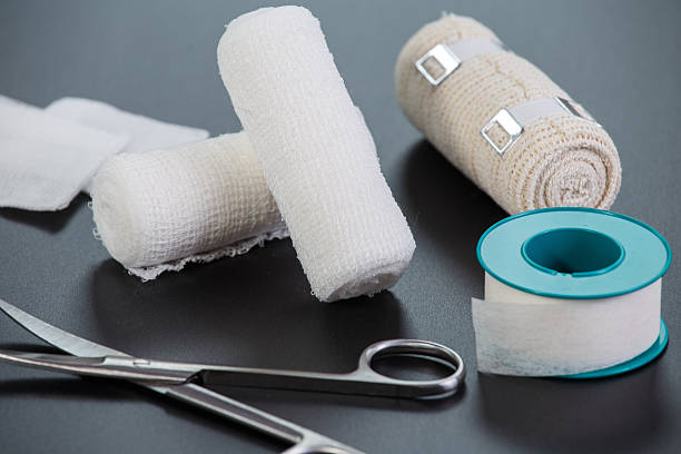 medizinische bandagen mit schere und aufkleben putz - gauze stock-fotos und bilder