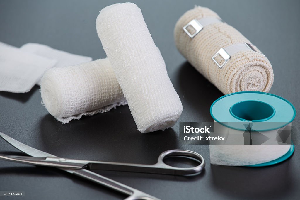 Medical pansements avec des ciseaux, colle plâtre - Photo de Bandage libre de droits