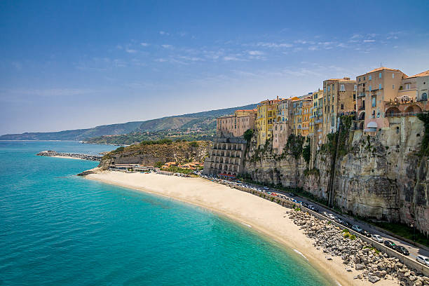 vista alta della città e della spiaggia di tropea - calabria, italia - italy calabria ancient city foto e immagini stock