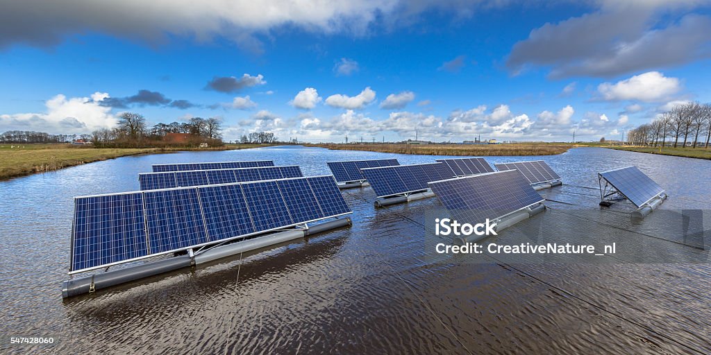 Granja solar flotante - Foto de stock de Flotar sobre agua libre de derechos