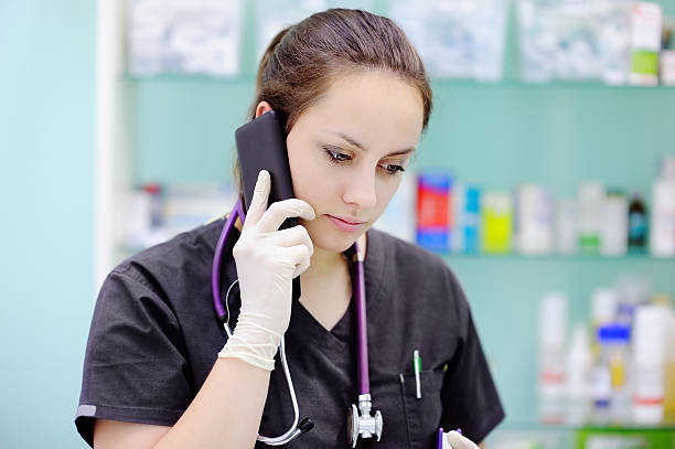 female surgeon using cell phone - laboratory doctor white collar worker research imagens e fotografias de stock