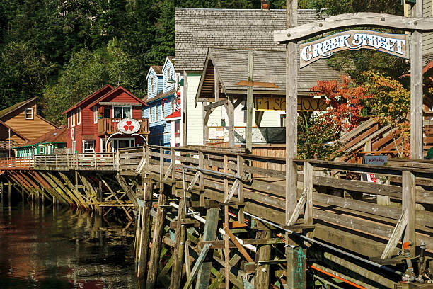 słynna zabytkowa ulica creek w ketchikan alaska - creek street zdjęcia i obrazy z banku zdjęć