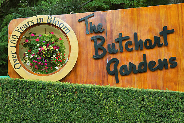 welcome sign of butchart gardens in victoria bc - buchart gardens imagens e fotografias de stock