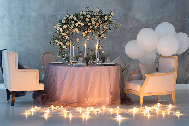 Wedding table decoration with roses, lamps and balloons