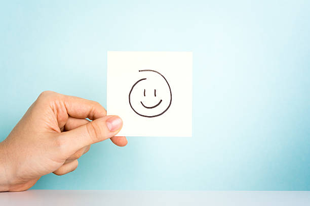 empleado feliz. feliz emoticono o icono sobre fondo azul. - blog symbol text single word fotografías e imágenes de stock