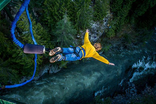 salto con cuerda elástica. - puenting fotografías e imágenes de stock