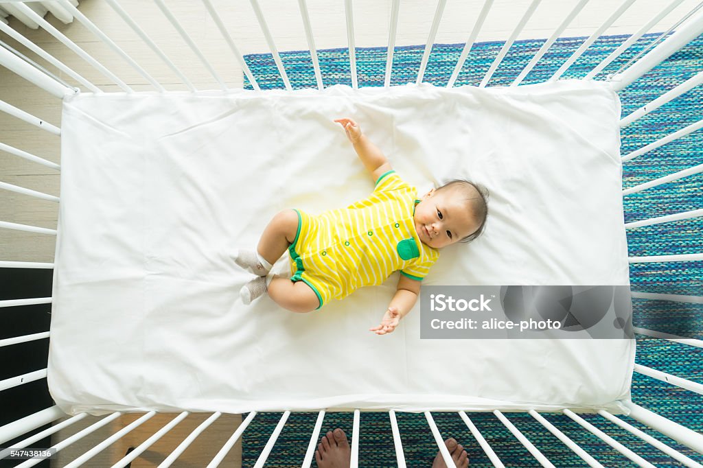 a vista superior do bebê no berço, berço - Foto de stock de Berço royalty-free