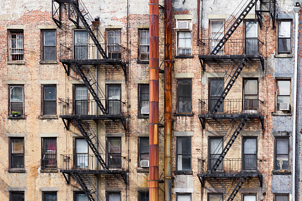 edificios de apartamentos antiguos en la ciudad de nueva york - the bronx fotografías e imágenes de stock