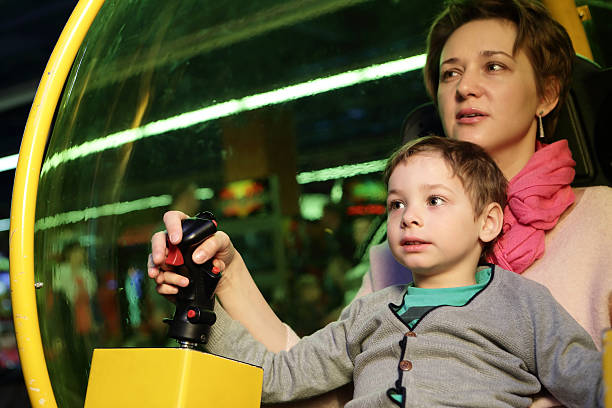 matka i jej syn grają w symulator helikoptera - amusement arcade machine toy leisure games zdjęcia i obrazy z banku zdjęć
