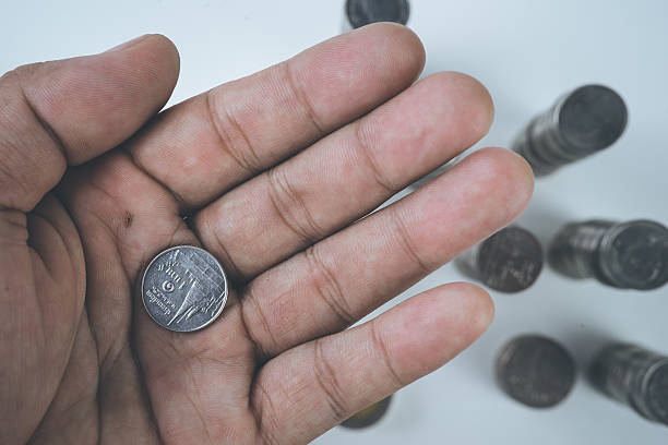 oszczędność pieniędzy - penny coin human finger human thumb zdjęcia i obrazy z banku zdjęć