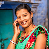 junge-indische-frau-mit-handy-reithosen-indien.jpg?b=1&s=170x170&k=20&c=R6j4AKwgPgdAT6_vZvtUYm0h4qtgRodfCE5HkcQusAo=