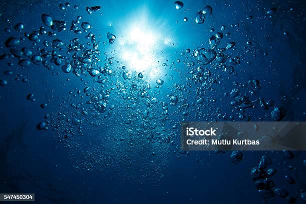 水の下を移動する気泡 - 海のストックフォトや画像を多数ご用意 - 海, 泡, 深い