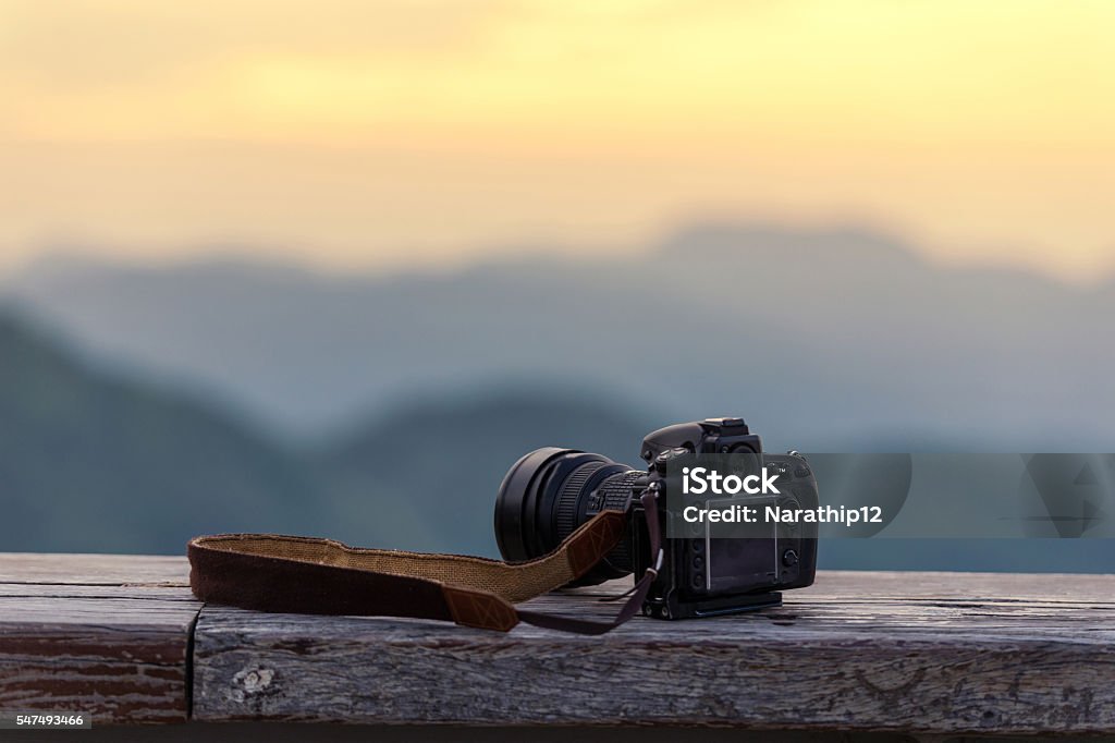 Équipement de photographe de voyage avec un paysage magnifique - Photo de Photographe libre de droits