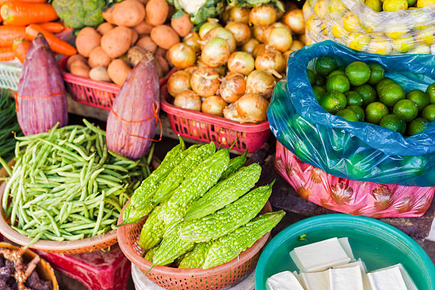 아시아 거리 시장 판매 쓴 멜론 라임 완두콩과 양파 - lime market vietnam fruit 뉴스 사진 이미지