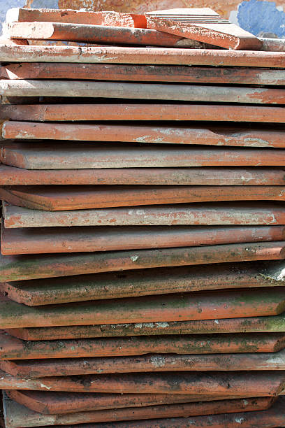 laranja telhas do telhado - roof tile nature stack pattern - fotografias e filmes do acervo