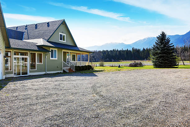 Back yard green house with porch. Gravel driveway Back yard green house with porch and gravel driveway gravel stock pictures, royalty-free photos & images