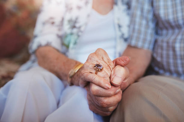 personnes âgées couple tenant les mains - holding hands couple senior couple togetherness photos et images de collection