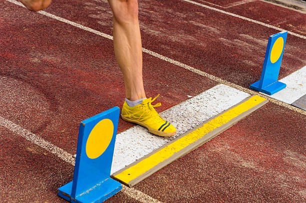 athlète de saut en longueur - track and field athlete women vitality speed photos et images de collection