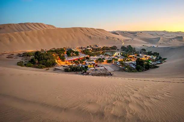 In Southwestern Peru there´s a village called Huachina. It was built in an oasis site, around a variety of sand dunes.