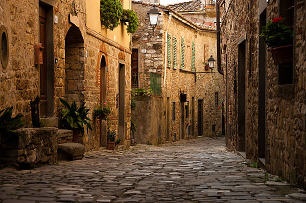 montefioralle - country road foto e immagini stock