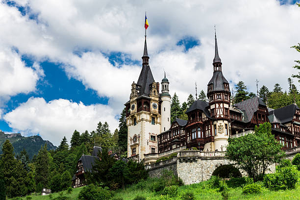 castillo de peles en sinaia, transilvania, rumania - sinaia fotografías e imágenes de stock