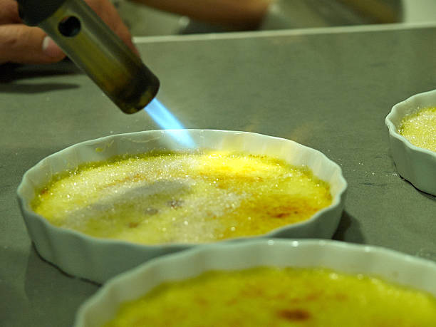 italiana clássica crema catalana queimado sobremesa francesa - custard creme brulee french cuisine crema catalana imagens e fotografias de stock