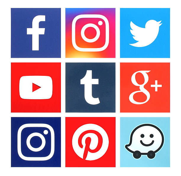 紙に印刷された正方形の人気ソーシャルメディアロゴのコレクション - tumblr ストックフォトと画像