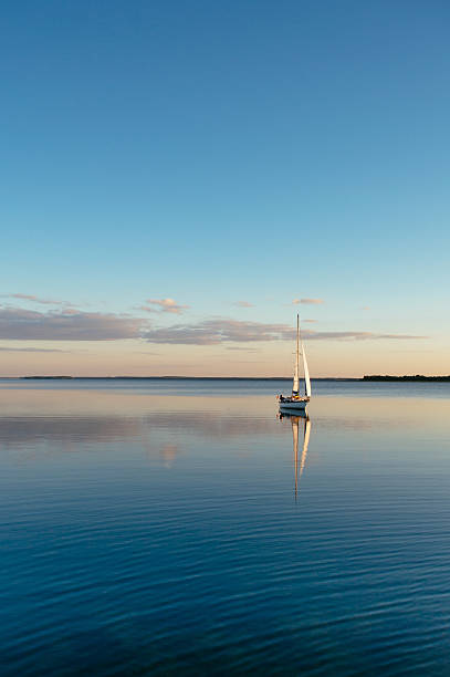 反射と穏やかな湖に帆船 - punting ストックフォトと画像