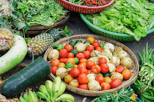 asian street market selling tomato lime onion lettuce and ananas - lime market vietnam fruit imagens e fotografias de stock