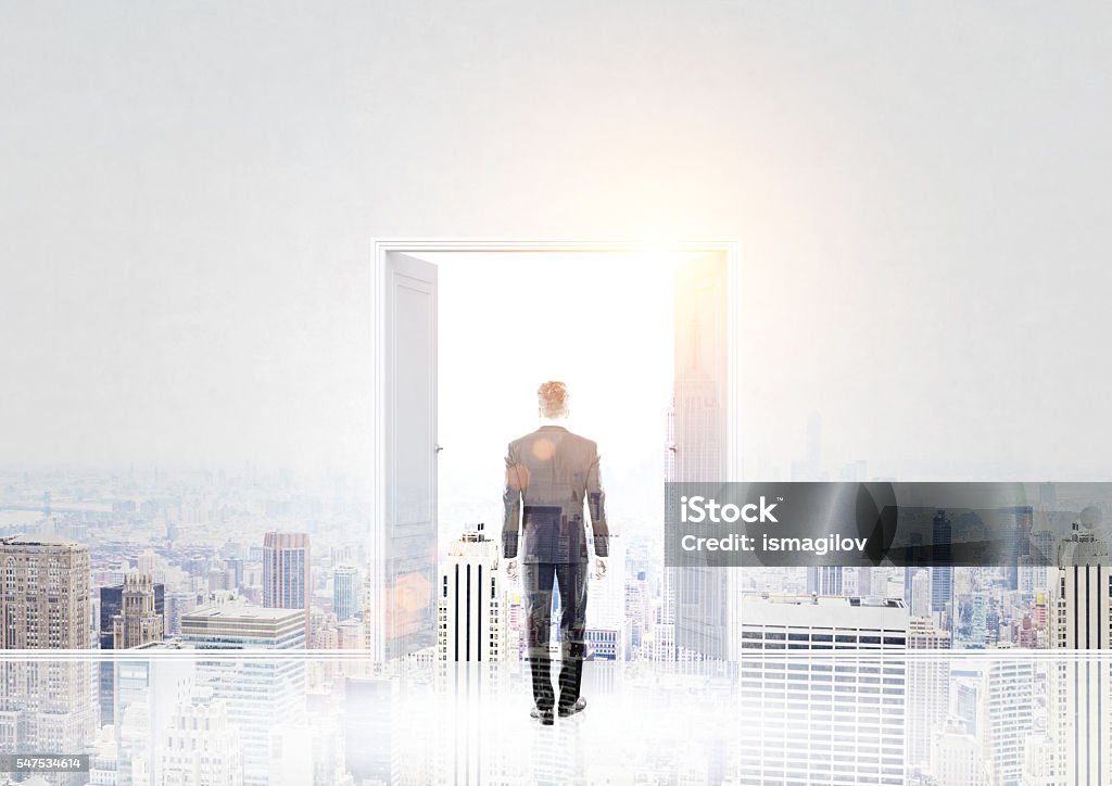 Homem e porta aberta multiexposição - Foto de stock de Porta royalty-free
