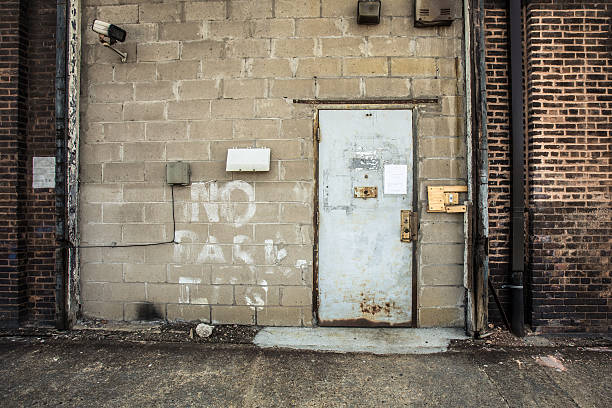 exterior industrial door - sign rusty industry no parking sign imagens e fotografias de stock