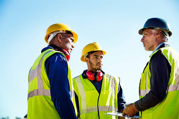 архитектор обсуждает с работниками карьера - construction worker construction manual worker group of people стоковые фото и изображения