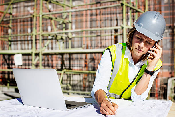 architect using mobile phone while working at site - computer construction using laptop construction site zdjęcia i obrazy z banku zdjęć