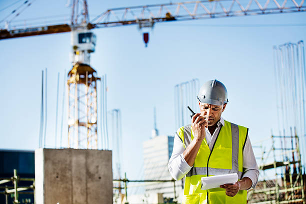 arquiteto usando walkie-talkie no canteiro de obras - talkie - fotografias e filmes do acervo