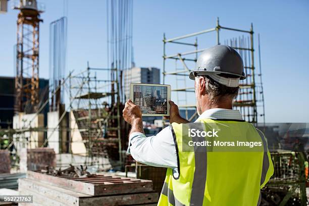 Männlicher Architekt Fotografiert Baustelle Stockfoto und mehr Bilder von Baugewerbe - Baugewerbe, Baustelle, Technologie