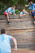 teamkollegen-an-der-wand-jubelnder-mann-auf-bootcamp-hindernisparcours.jpg?b=1&s=170x170&k=20&c=oke62QqBM6RIKCgEQTpSSIP940FN1mFS9p7qEjr8fdU=