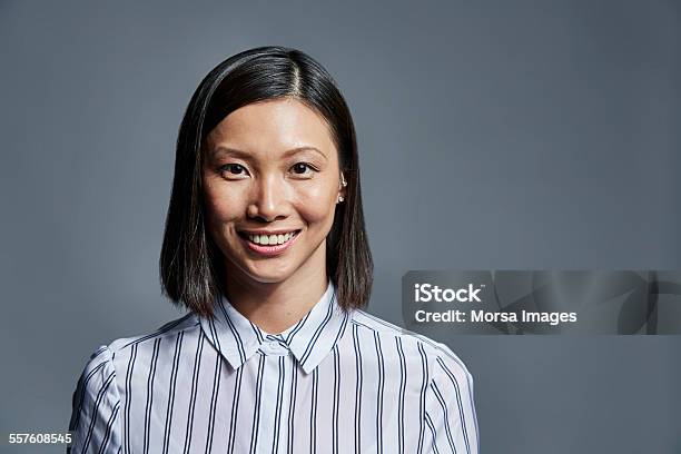 Smiling Businesswoman Over Gray Background 照片檔及更多 畫像 照片 - 畫像, 面部相, 女人