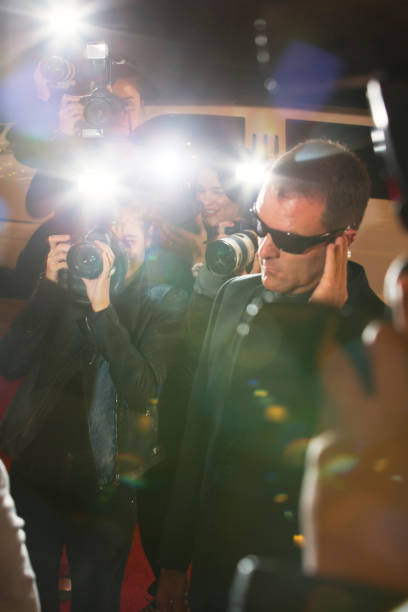 guardia del corpo circondata da fotografi paparazzi all'evento - telephone receiver flash foto e immagini stock