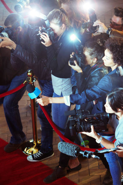 paparazzi fotografi e reporter all'evento sul red carpet - south african giraffe foto e immagini stock