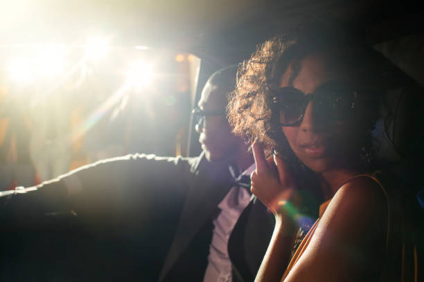 portret pary celebrytów w limuzynie przybywającej na imprezę - celebryta zdjęcia i obrazy z banku zdjęć