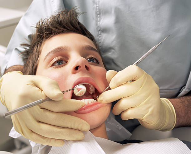 close-up do menino com dentes examinados - dentist child dentist office human teeth imagens e fotografias de stock