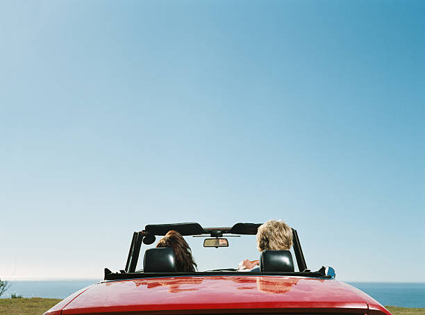 pareja en convertible - carro rojo fotografías e imágenes de stock