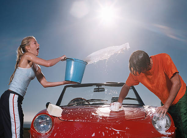jovens lavagem de carro - washing water car cleaning - fotografias e filmes do acervo