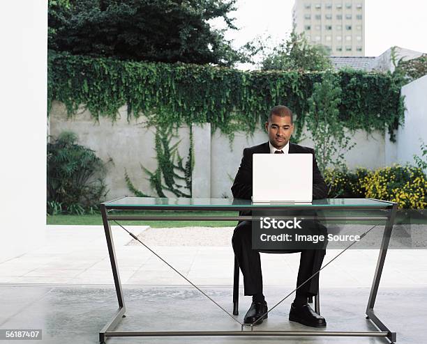 Foto de Empresário Usando Laptop e mais fotos de stock de 30 Anos - 30 Anos, Afro-americano, Barba por Fazer