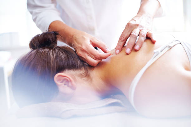 acupuncturist applying acupuncture needles to womans neck - acupuncturist imagens e fotografias de stock