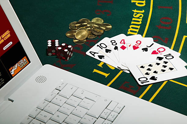 gambling with laptop computer - leisure games dice indoors table - fotografias e filmes do acervo