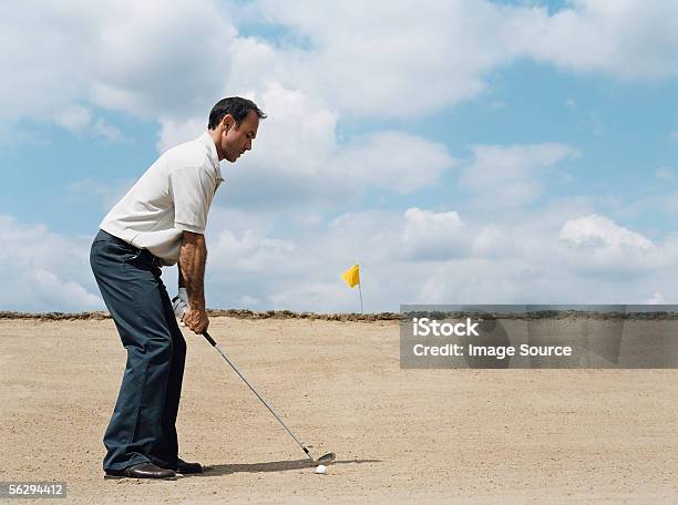 Golfista W Bunkier - zdjęcia stockowe i więcej obrazów Cała postać - Cała postać, Człowiek dojrzały, Dzień