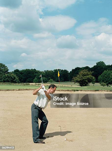 Golfer In A Sand Trap - Fotografias de stock e mais imagens de Adulto maduro - Adulto maduro, Ao Ar Livre, Areia